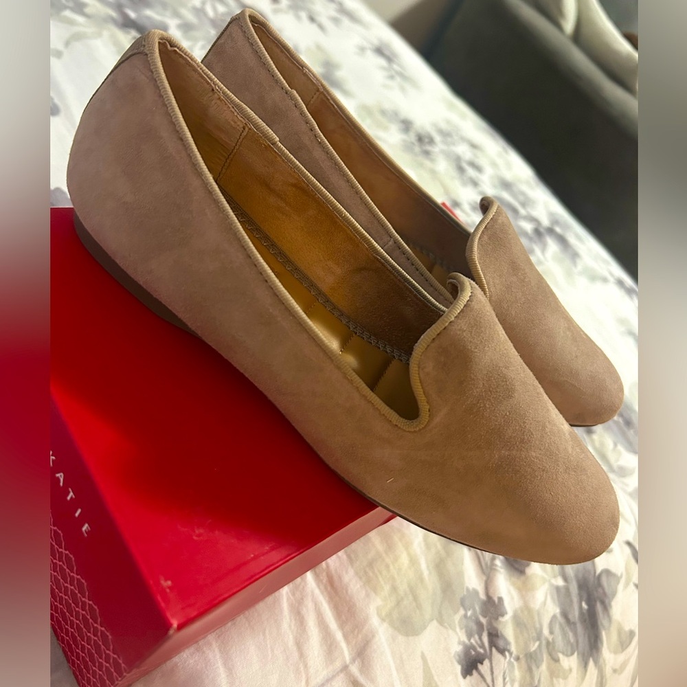 NEW- Kelly & Katie Women's Peyton Taupe Slip-On Flats Size 7
